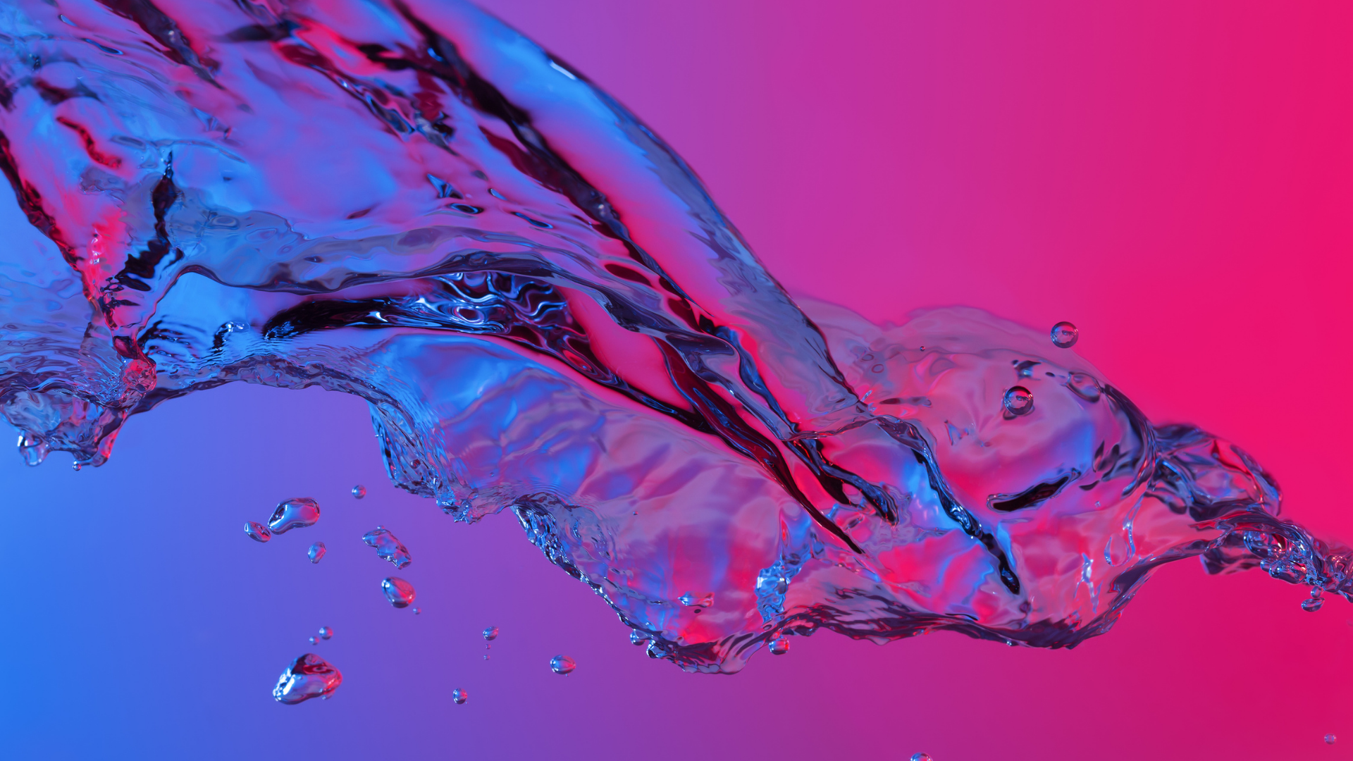 Wasser auf farbigem Hintergrund